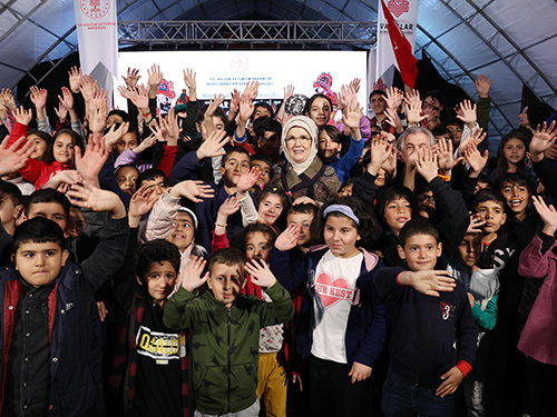 Emine Erdoğan, Malatya’da depremzedelerle bir araya geldi