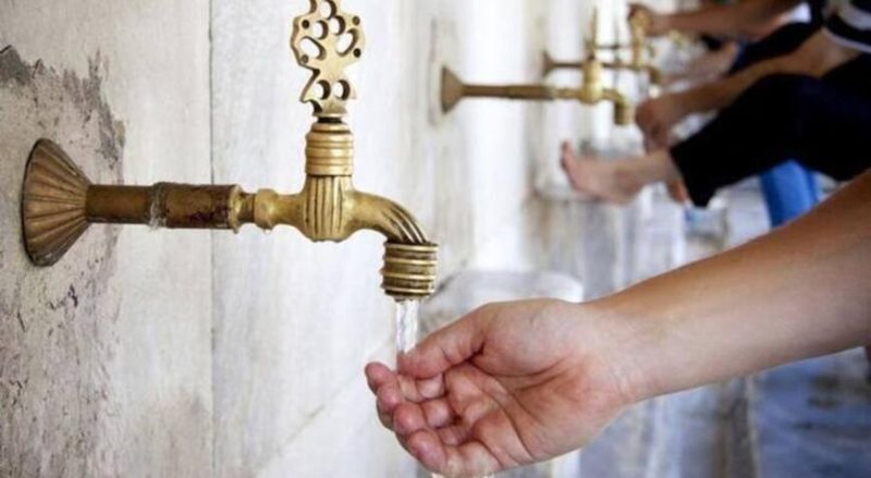 Oruçlu kimse abdest alırken hata ile boğazına su kaçırırsa orucu bozulur mu?