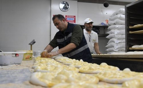 AFETZEDELER İÇİN RAMAZAN PİDESİ YAPTI