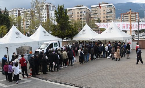 BÜYÜKŞEHİR 750 BİN KİŞİLİK SICAK YEMEK DAĞITTI