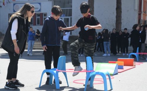 ENGELLİ BİREYLERİ EMPATİ YAPARAK ANLAMAYA ÇALIŞTILAR