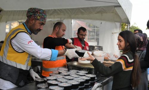 1 MİLYON KİŞİYE SICAK YEMEK DAĞITILDI