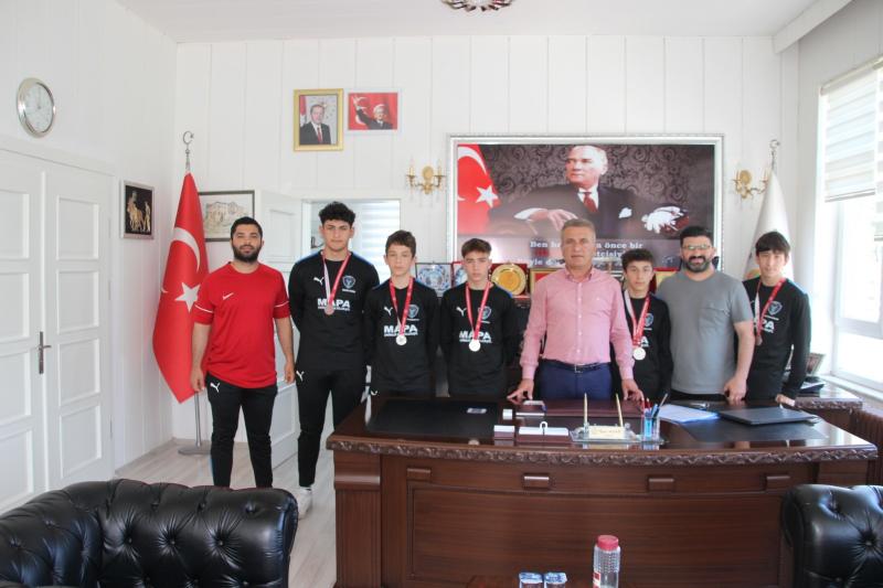 AKADEMİ SPOR KULÜBÜ GÜREŞ TAKIMINDAN BAŞKAN İLYAS ACAR’A ZİYARET