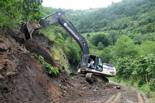 BÜYÜKŞEHİRDEN 172 MAHALLE YOLUNA HIZLI MÜDAHALE