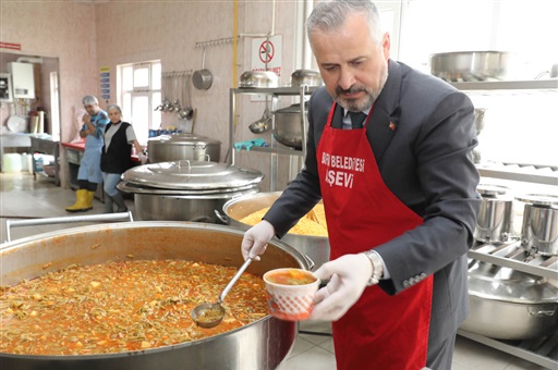 BAFRA’DAKİ DEPREMZEDELERDEN BAŞKAN KILIÇ’A TEŞEKKÜR