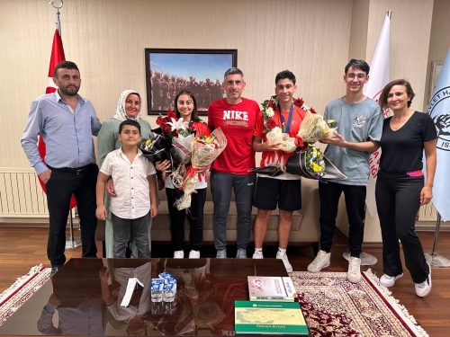 ÇİÇEKLERLE KARŞILANDILAR