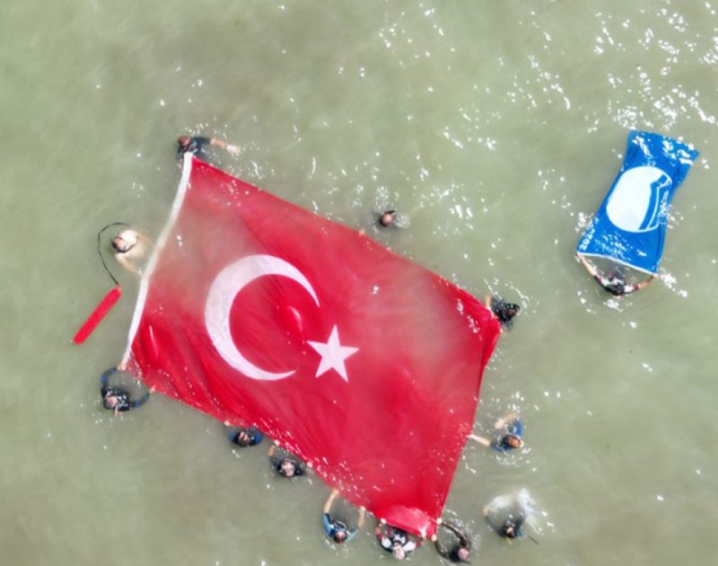 DENİZDE TÜRK BAYRAĞI AÇTILAR