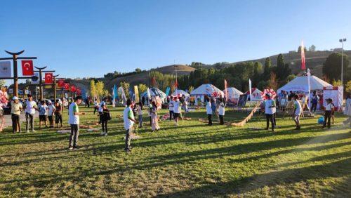 BÜYÜKŞEHİR GENÇLİK HAREKETİ’NDEN ÇOCUKLARA UÇURTMA ATÖLYESİ