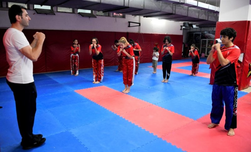 KİCK BOKS SPORCULARI MADALYA PEŞİNDE