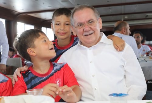 BAŞKAN DEMİR, FUTBOL ALTYAPI OYUNCULARIYLA BİR ARAYA GELDİ