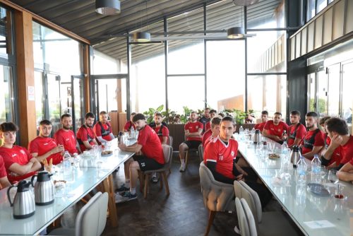 BAŞKAN DEMİR, FUTBOLCULARLA BİR ARAYA GELDİ