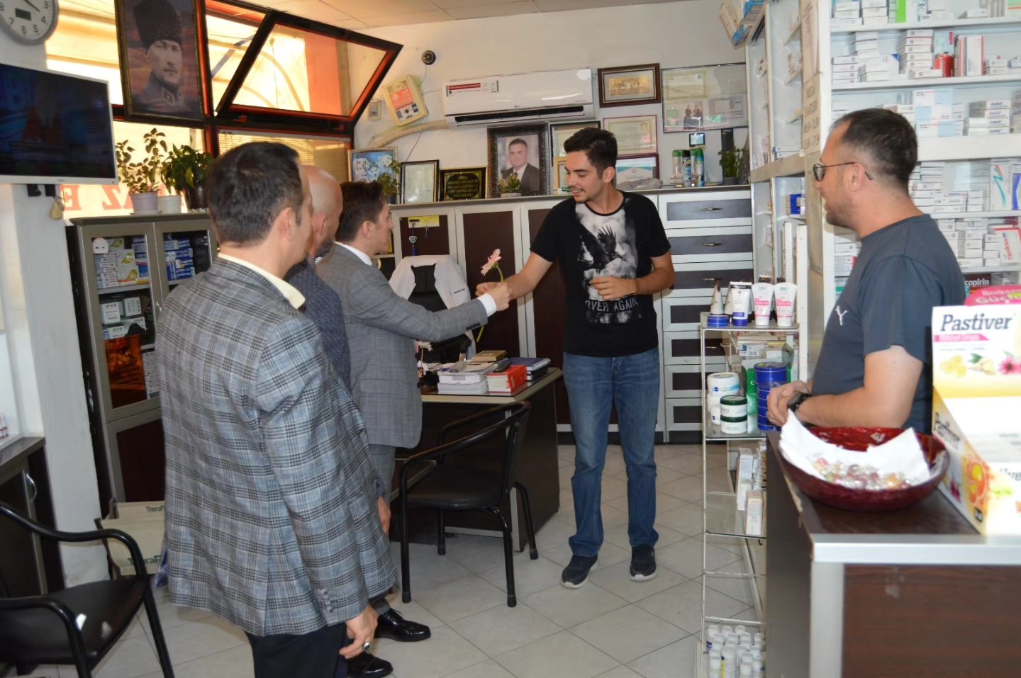 MHP Eczacıları Gününde Unutmadı