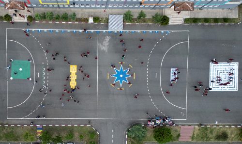 ÇOCUKLAR OKUL BAHÇELERİNE HAYRAN KALDI