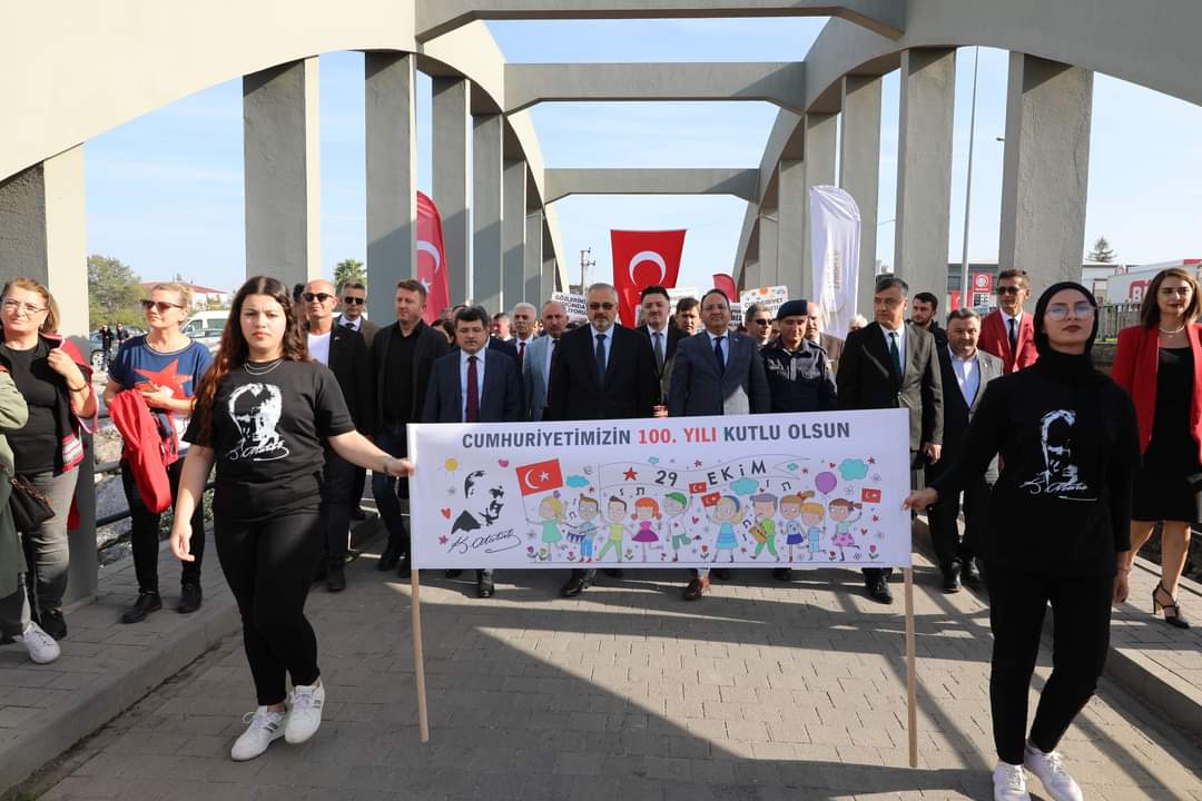 Bafra’nın Tarihi Çetinkaya Köprüsünde Cumhuriyetin 100 yılında Bando gösterisi