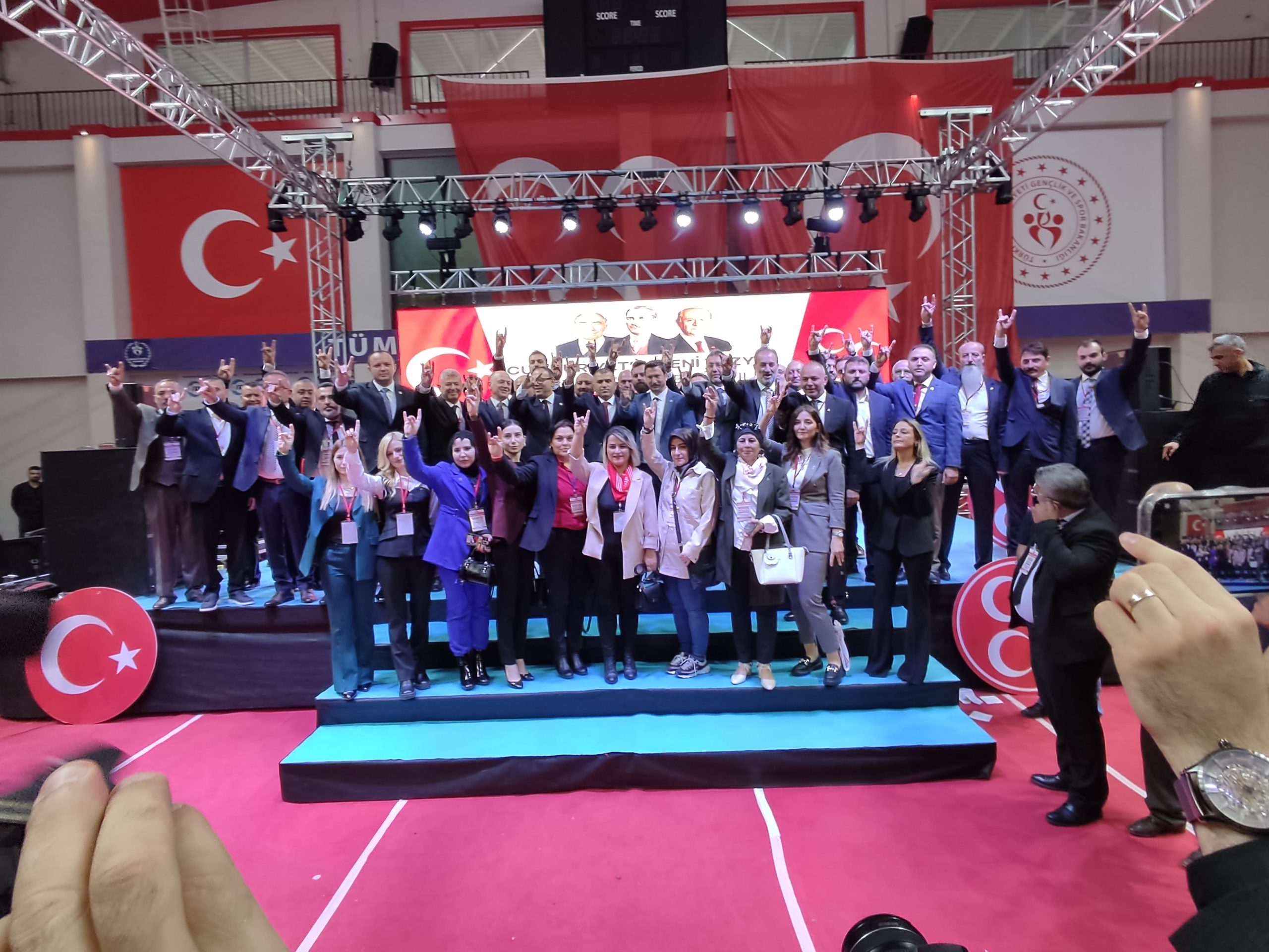 MHP Genel Merkezi tarafından atanan İl Başkanı Burhan Mucur, seçimle başkan oldu