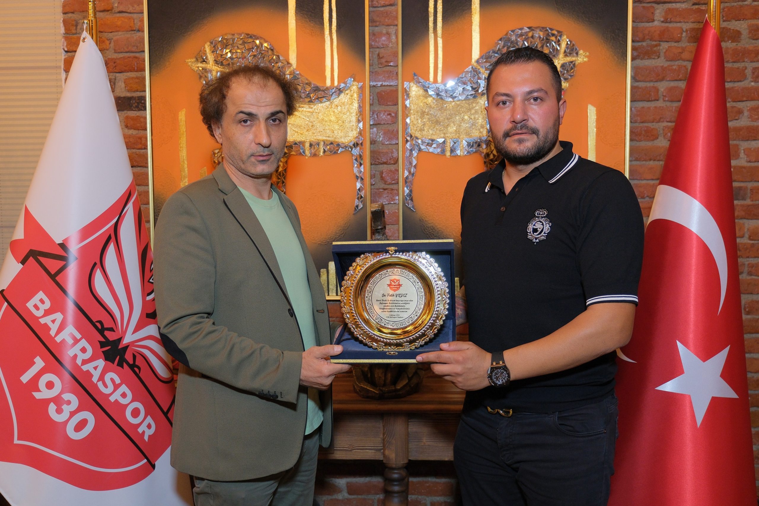 Bafraspor’da görev dağılımı yapılırken Fatih Yıldız Onursal Başkan Oldu 