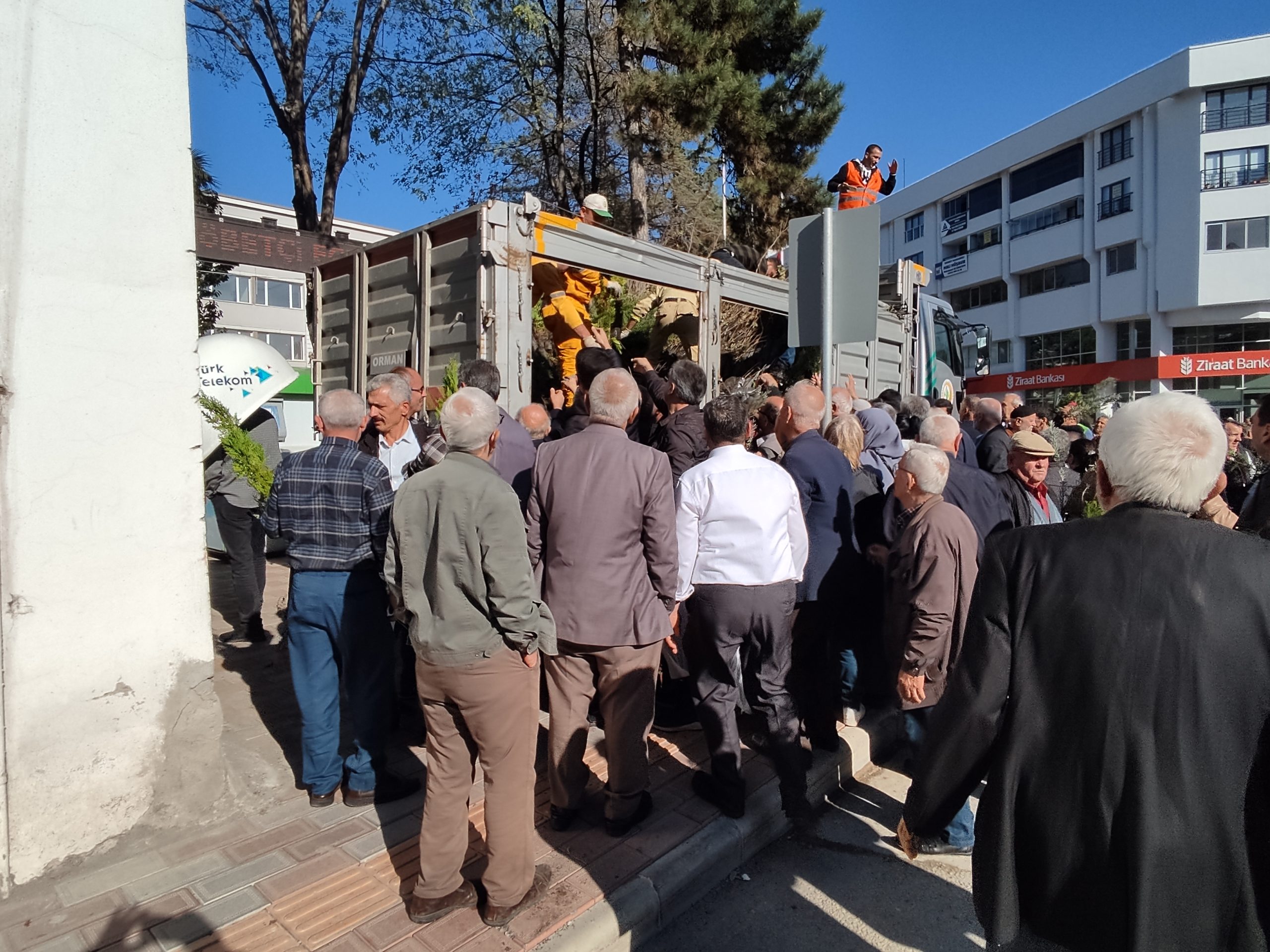 Bafra’da “Geleceğe Nefes” için 40 Bin Fidan Dağıtımı