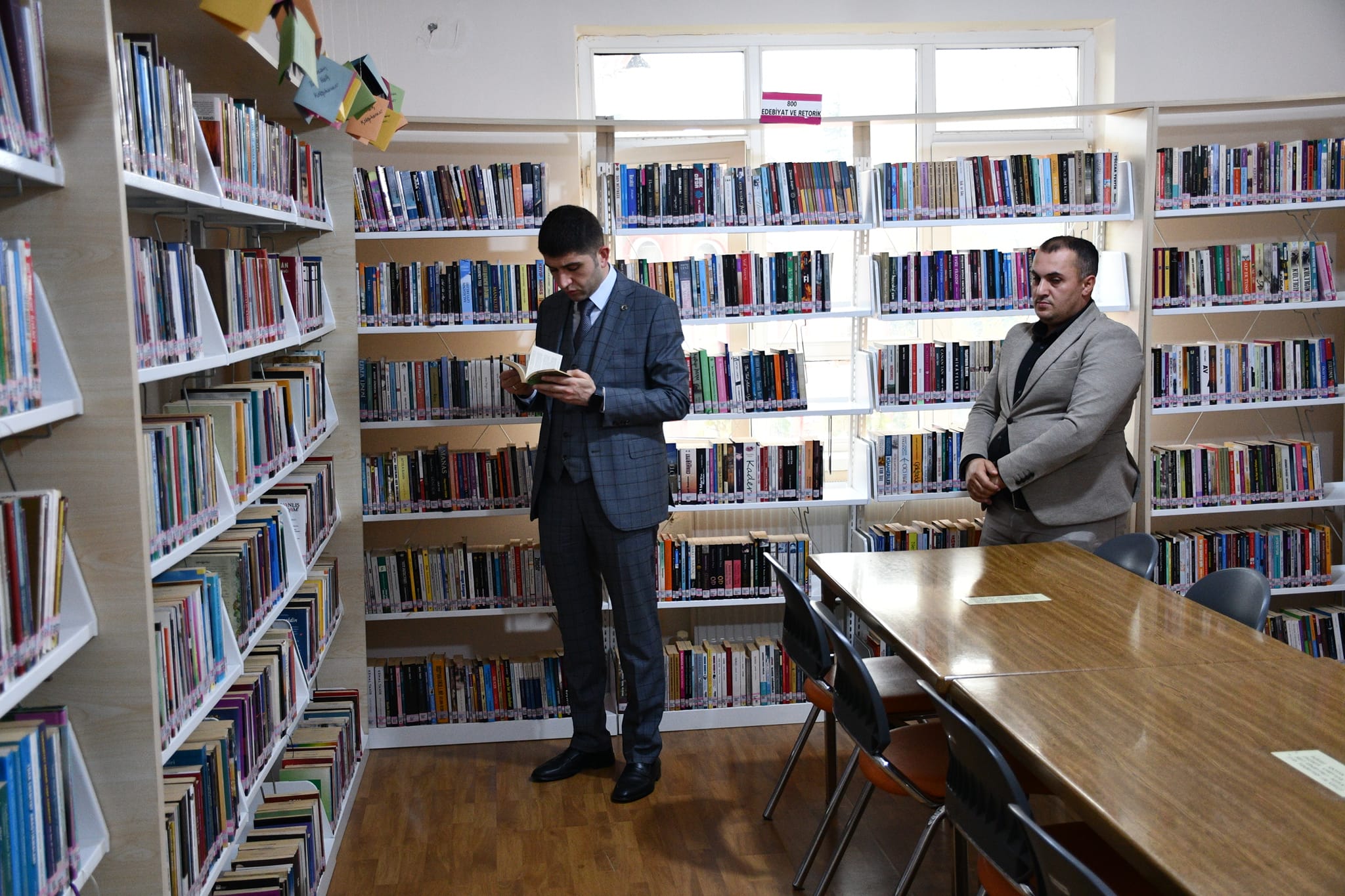 KAYMAKAM KAYABAŞI’IN BU SEFER Kİ ZİYARETİ İLÇE KÜTÜPHANESİ