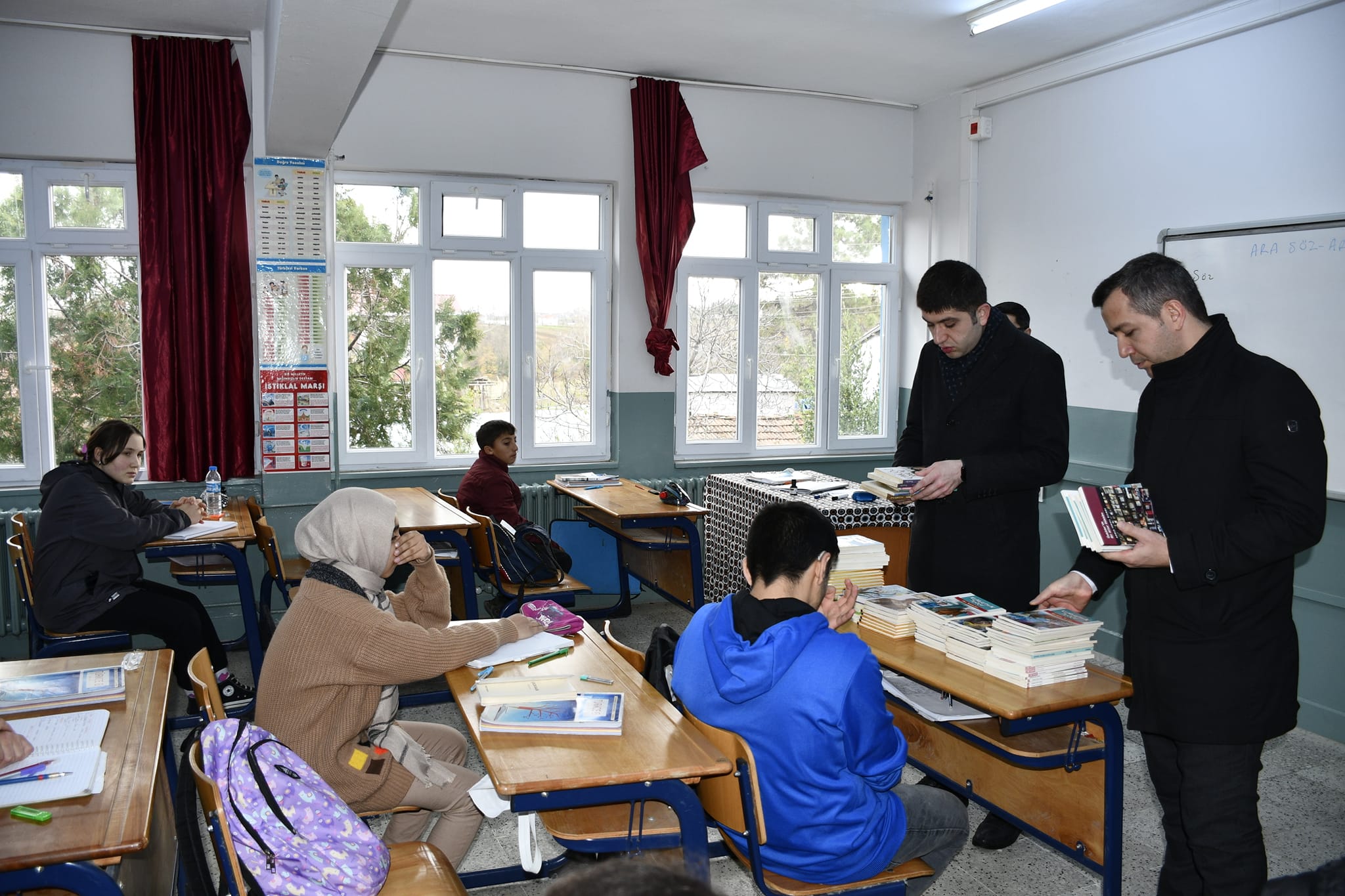 ÖĞRENCİLERE ROMAN VE HİKAYE KİTABI DAĞITIMI