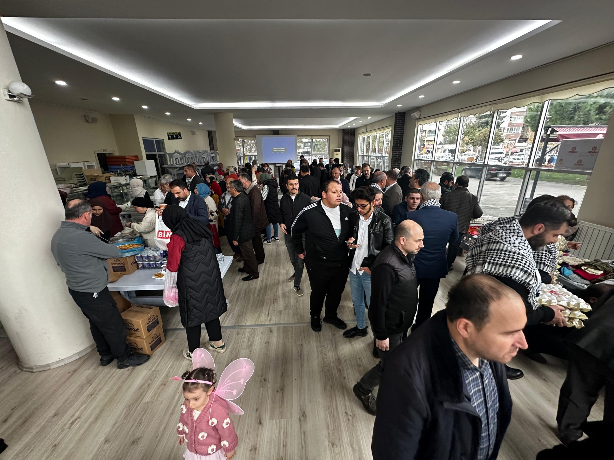 Filistin’e Destek için Açılan Hayır Çarşısına yoğun ilgi Cumaretsi kadar kapıları açık olacak