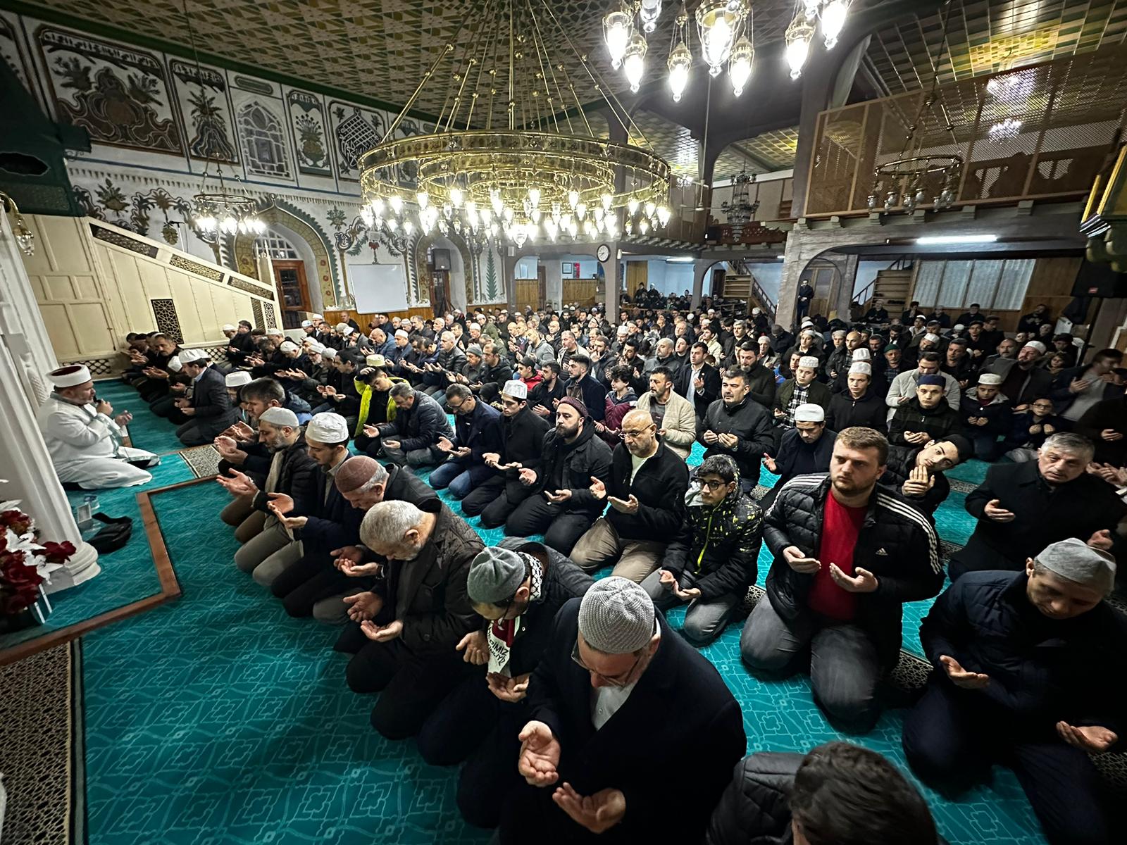 Aileler, Sabah Namazında Buluşarak Dualar Etti