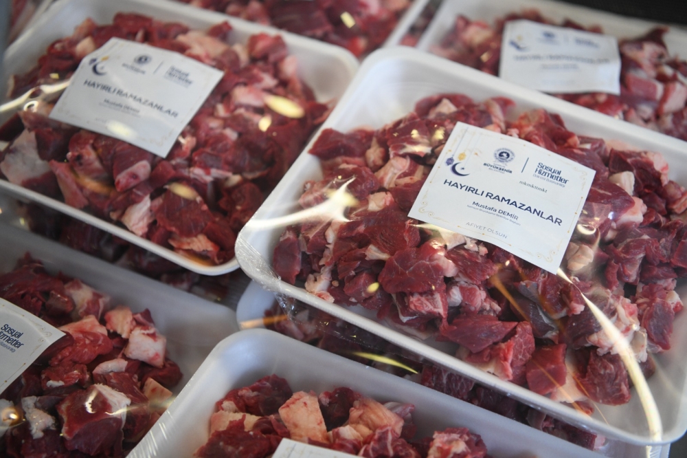 BÜYÜKŞEHİR’DEN İHTİYAÇ SAHİBİ AİLELERE KIRMIZI ET YARDIM