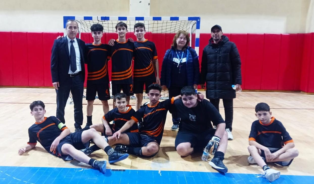 Atatürk Ortaokulu Futsal Takımı Final Maçında Cumhuriyeti yenerek Şampiyon oldu