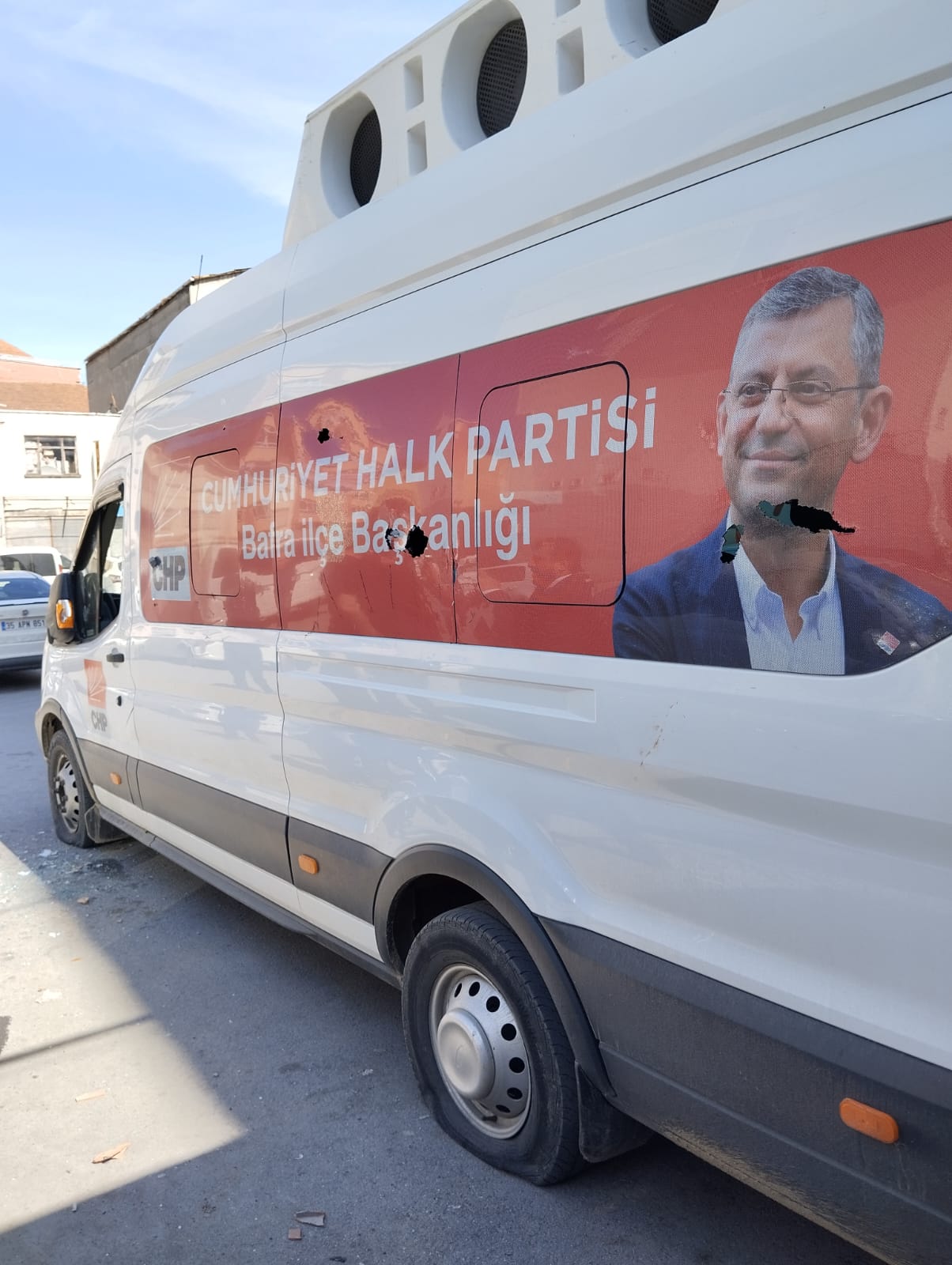 Bafra’da CHP Aracına saldırı