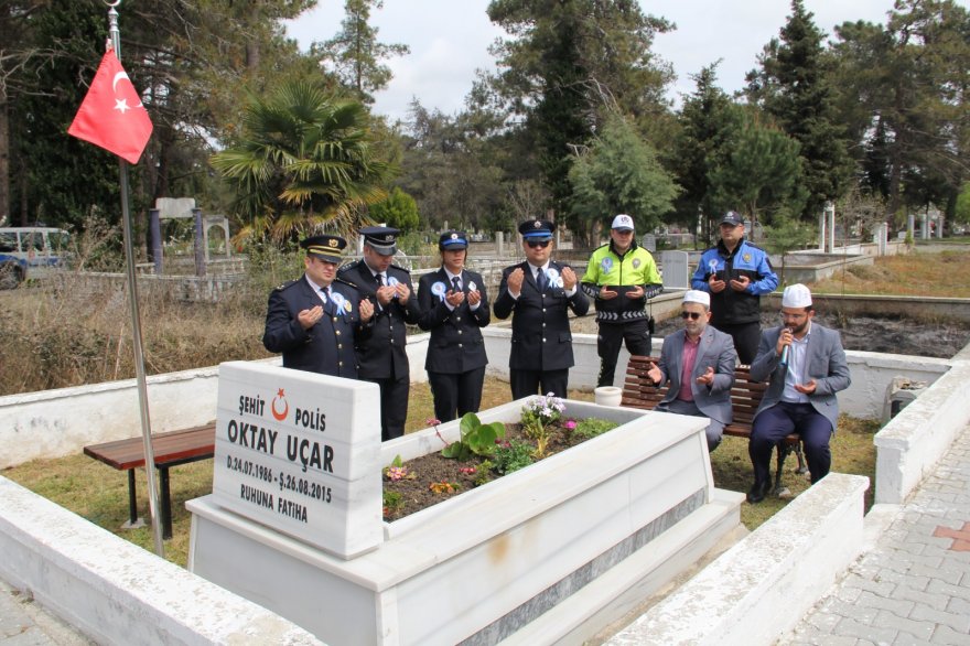 Bafra’da Şehit Polisler Kabirleri Başında Dualarla Anıldı