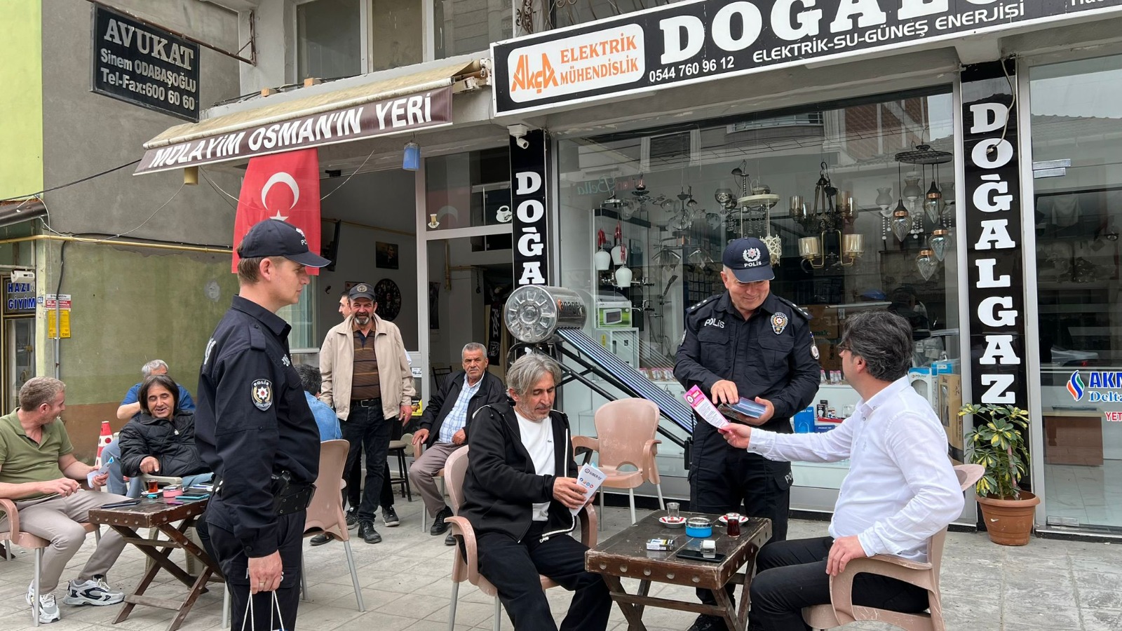 Emniyet Vatandaşı Dikkatli olmaları konusunda Dağıttı Bröşür ile Uyardı