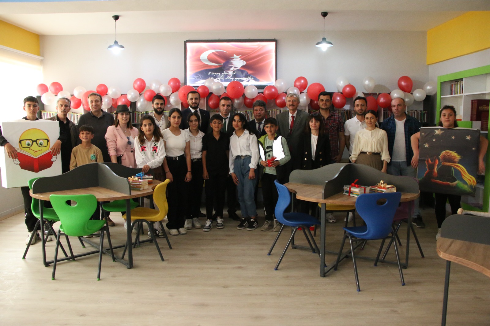 Hayır Sever İş İnsanından okula kütüphane