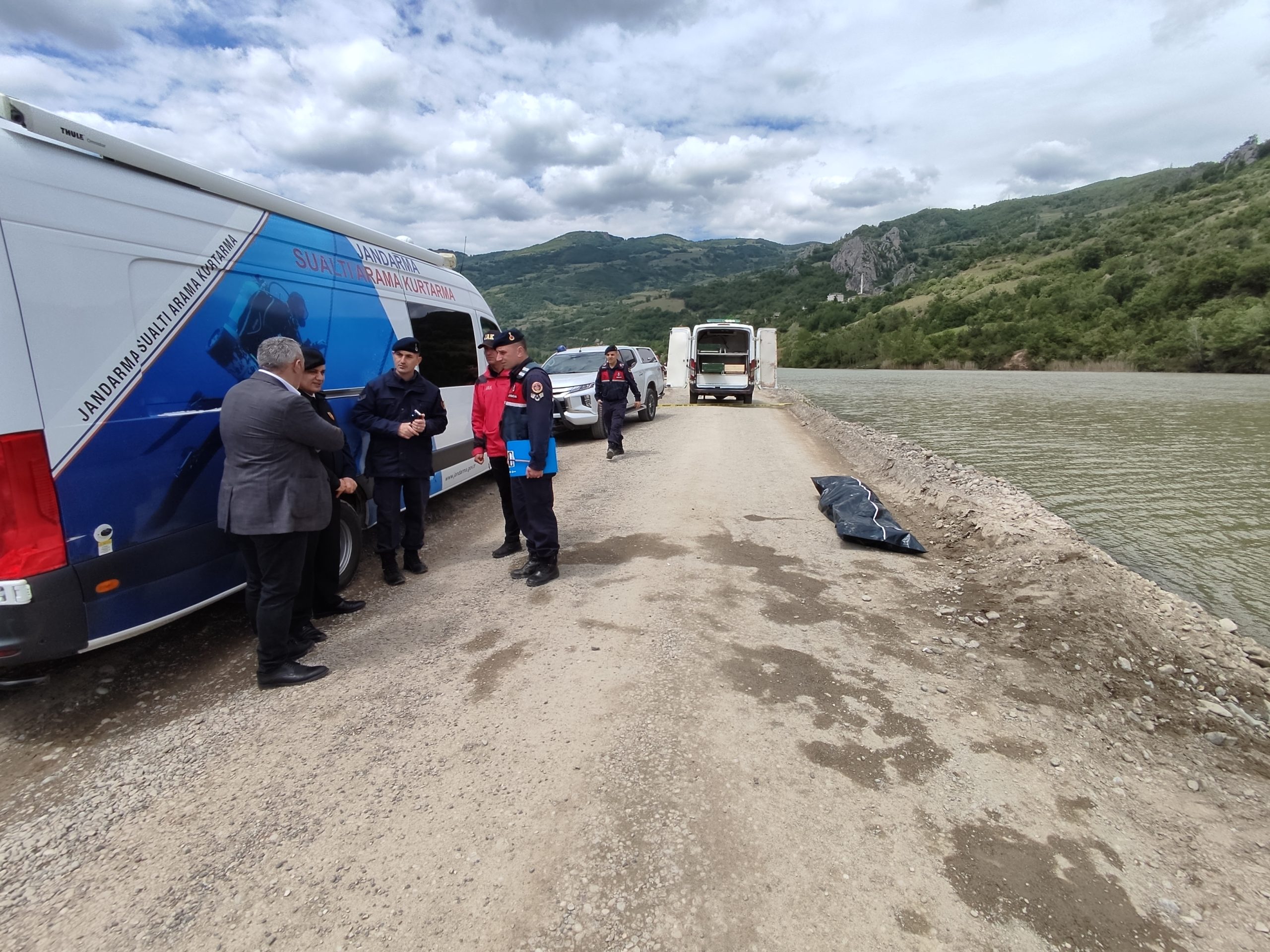 Kolay’da hafriyat kamyonu gölete devrildi: Sürücü hayatını kaybetti