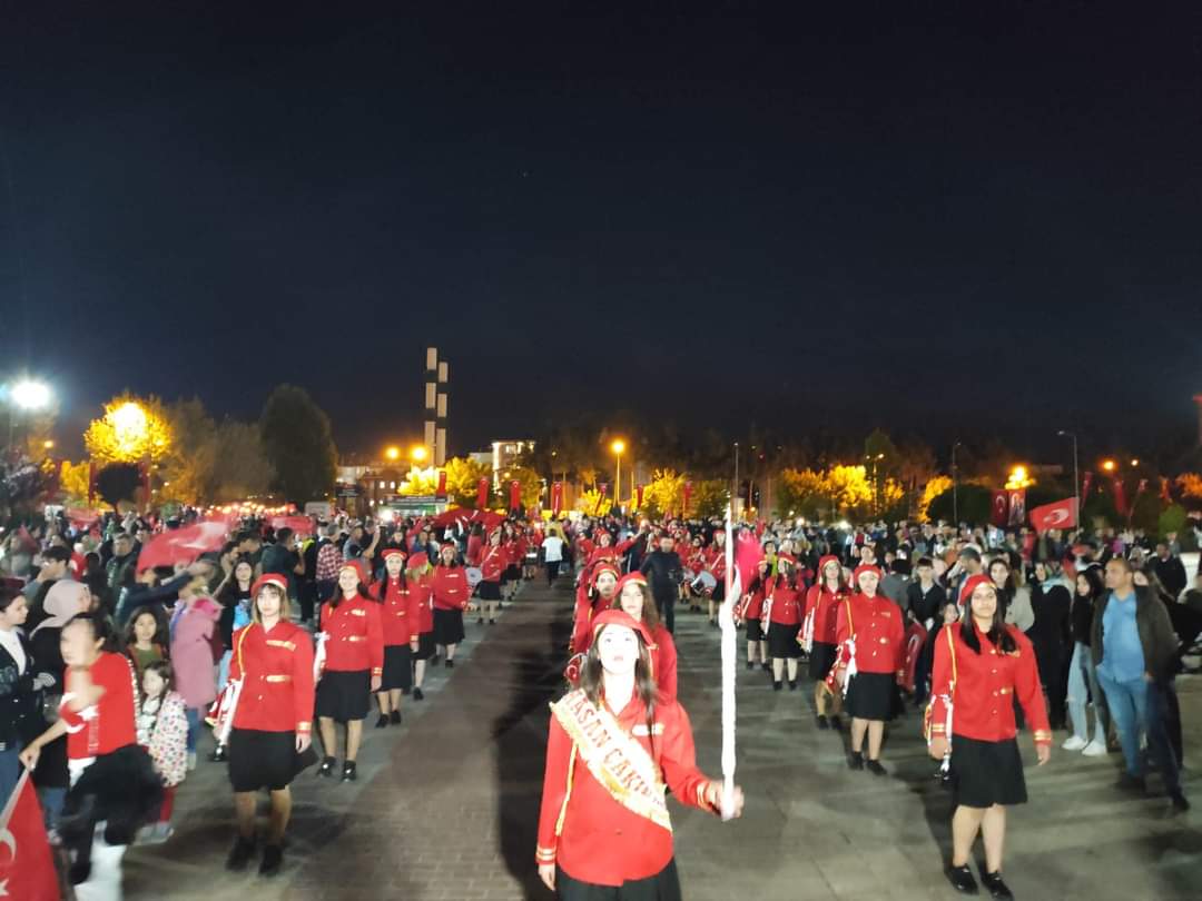 Bafra’da Gençlik Haftası Kapsamında Fener Alayı Yürüyüşü