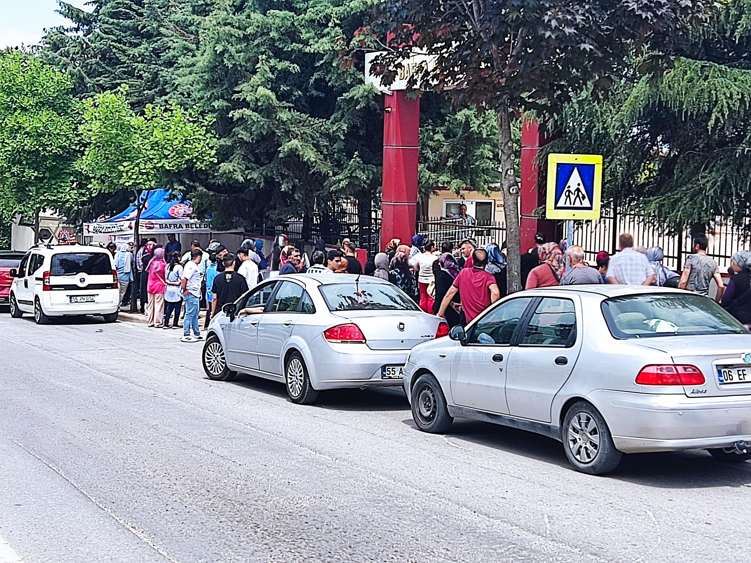 Sınavda Öğrenciler gelecekleri için Ter döktü Dışarda Veliler Ter Döktü