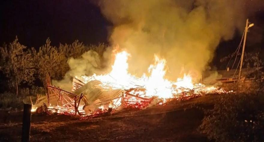 Alaçam’daki Ahşap Ev Yangın da ev Kül oldu