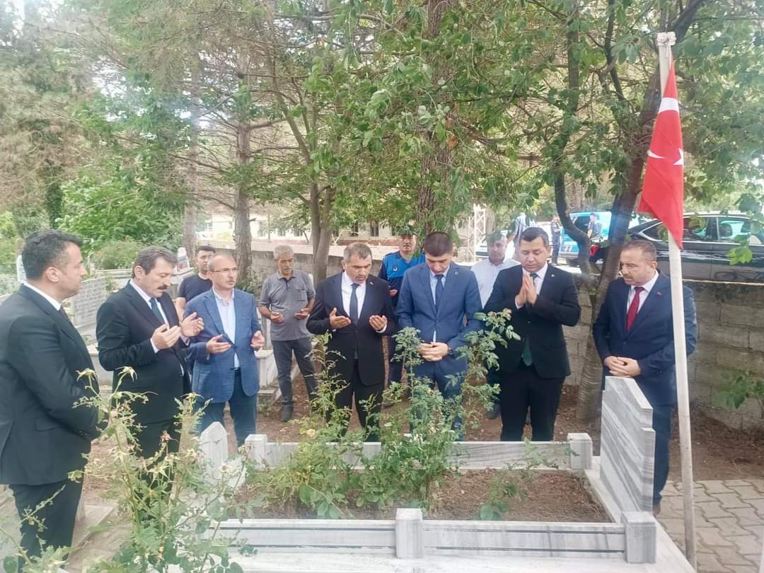 ALAÇAM’DA 15 TEMMUZ ŞEHİTLERİ KABİRLERİ BAŞINDA ANILDI