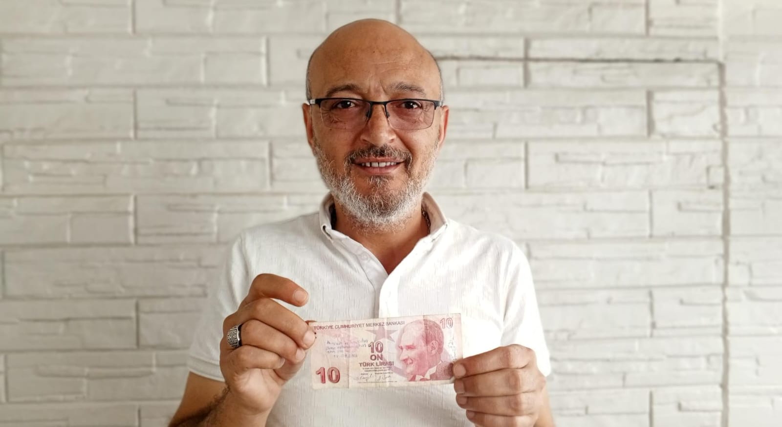 Etkilendi Paranın üzerindeki yazı sahibini arıyor