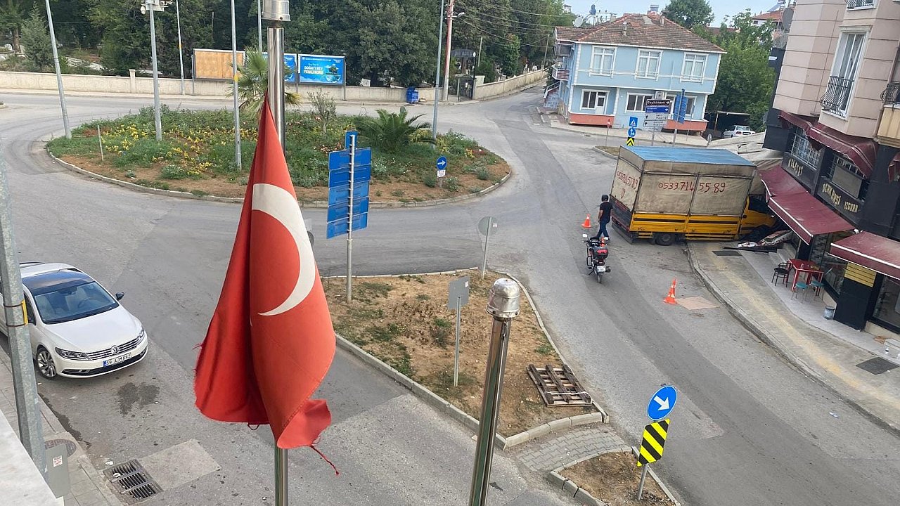 VİRAJI ALAMADI İŞ YERİNE GİRDİ