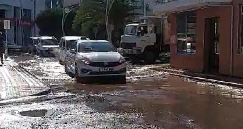 SASKİ Yine Yol Çalışmalarında Su Borusu Patlattı Cumhuriyet Meydanı’nı Su Bastı