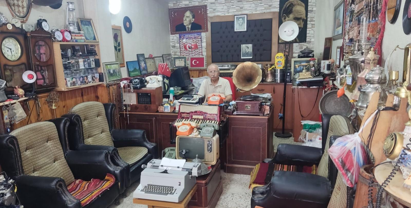 Bafralı Emekli Eğitimci (öğretmenin) antika tutkusu