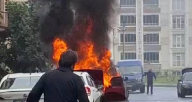 Bafra’da Park Halindeki Araç Alevlere teslim oldu