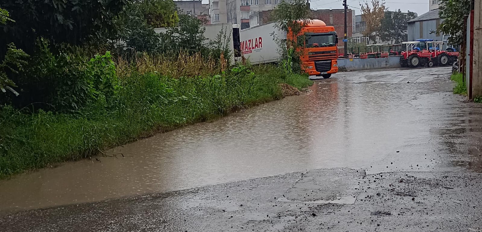Her Yağmurda küçük gölete dönüşen Yolu kim yapacak sesimizi kim duyacak diyor vatandaş