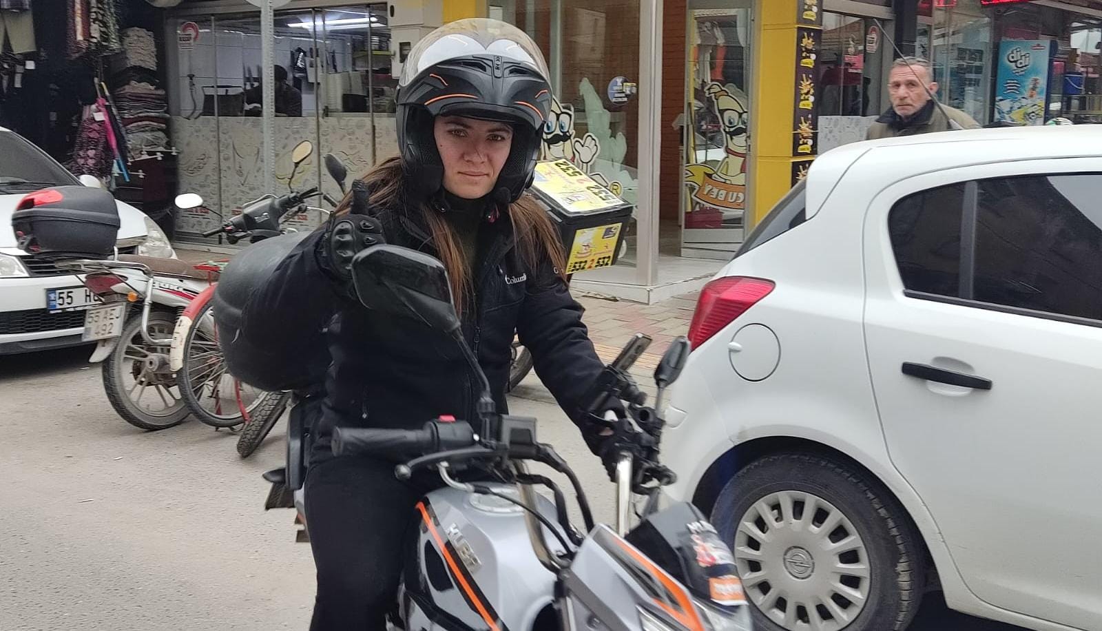 Bafra’nın ilk kadın kuryesi Zeynep Haste işinde Usta 