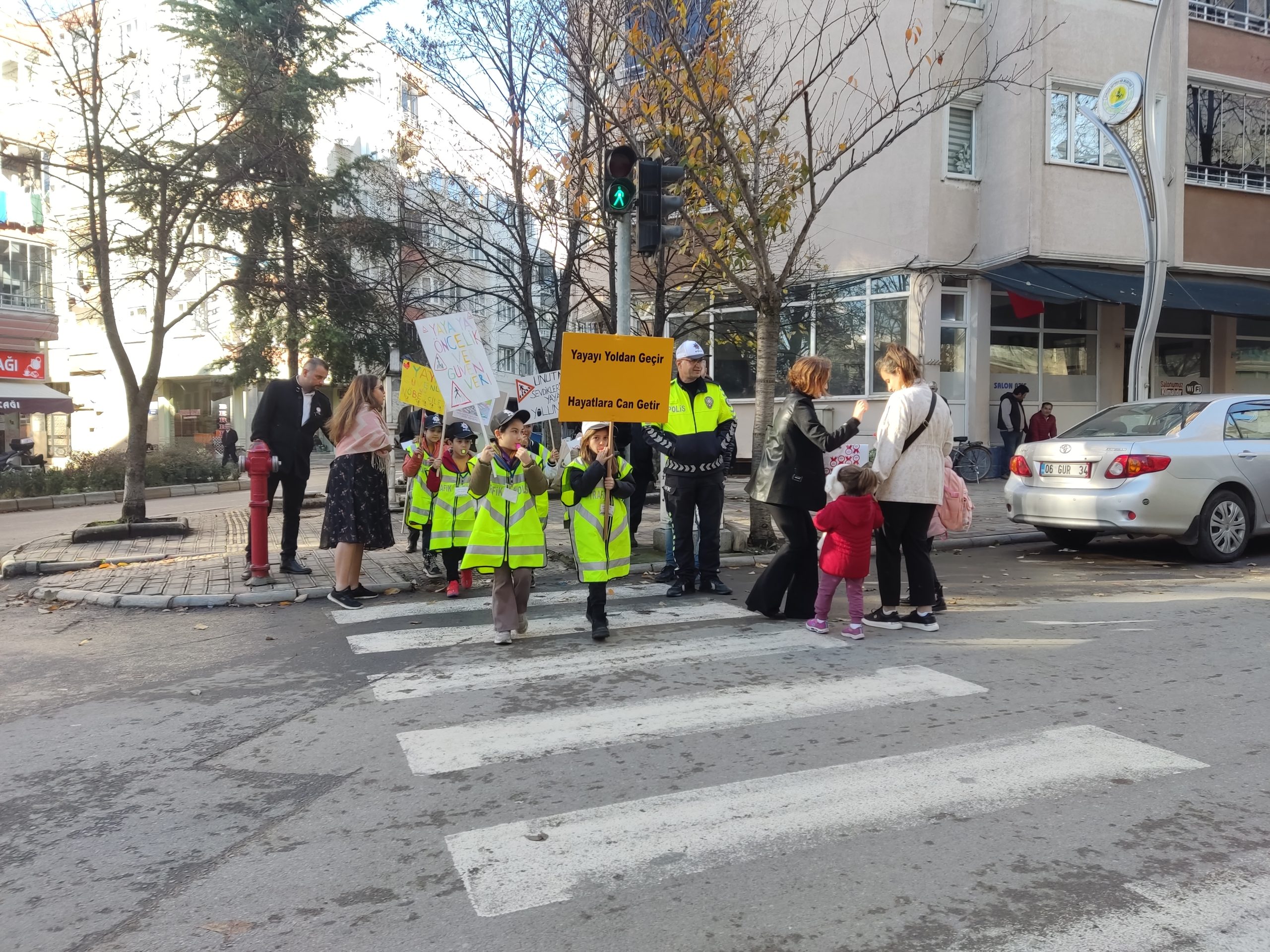 Minik Çocuklar Yaya Geçidi Nöbeti ile Farkındalık Oluşturdular!