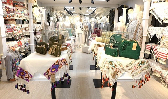 KENEVİR İPİNDEN GÖZALICI ELBİSELER İLGİ GÖRÜYOR