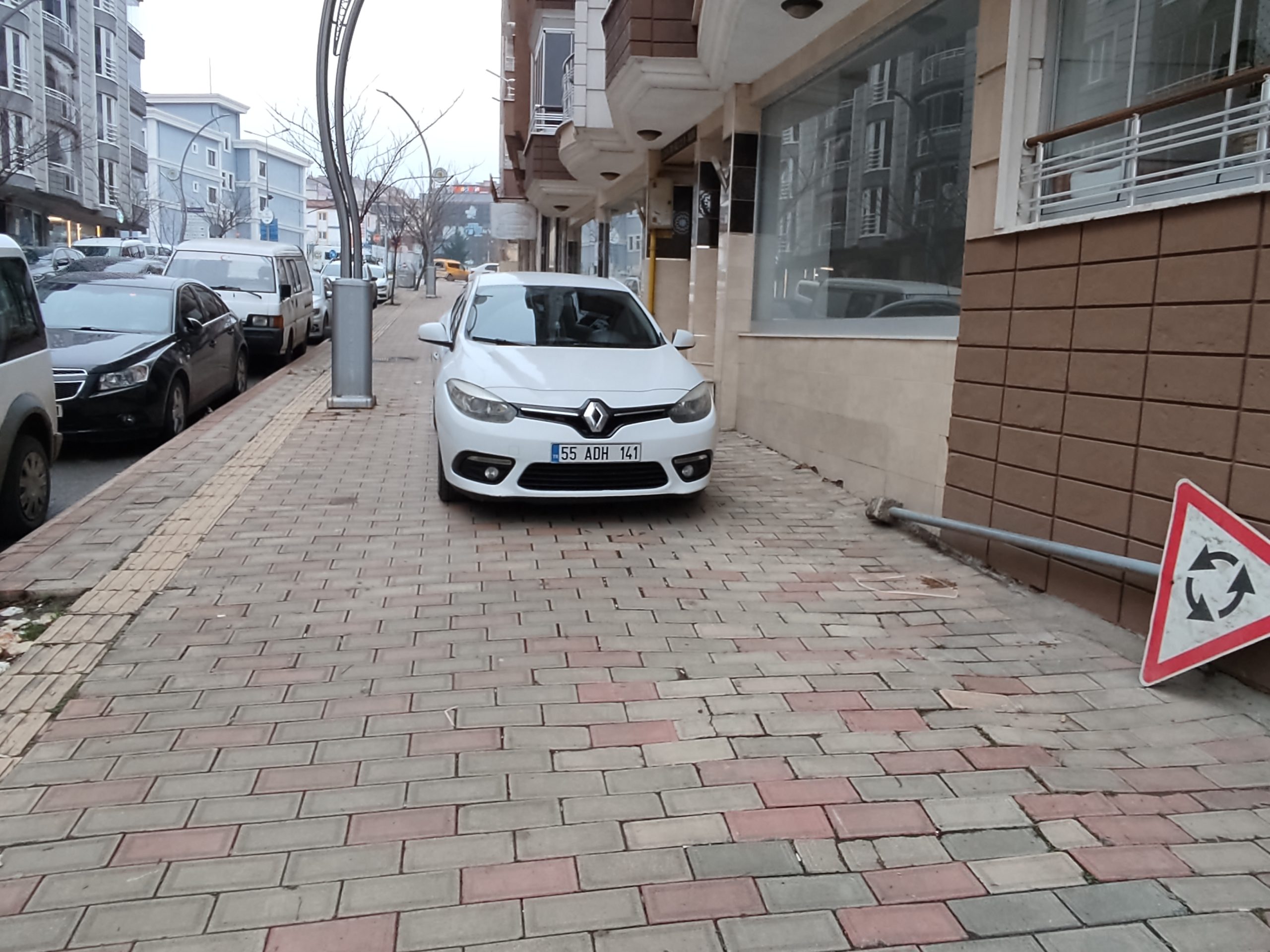 Bafra’da Kaldırımlara Gelişi güzel Parklar sorunu biter mi