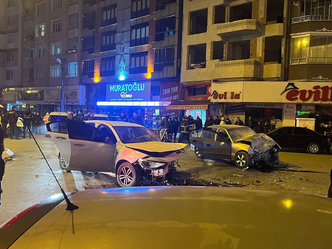 Bafra’da Polisin dur ihtarına uymadı iki Araç kafa kafaya çarpıştığı kazada 3 kişi yaralı