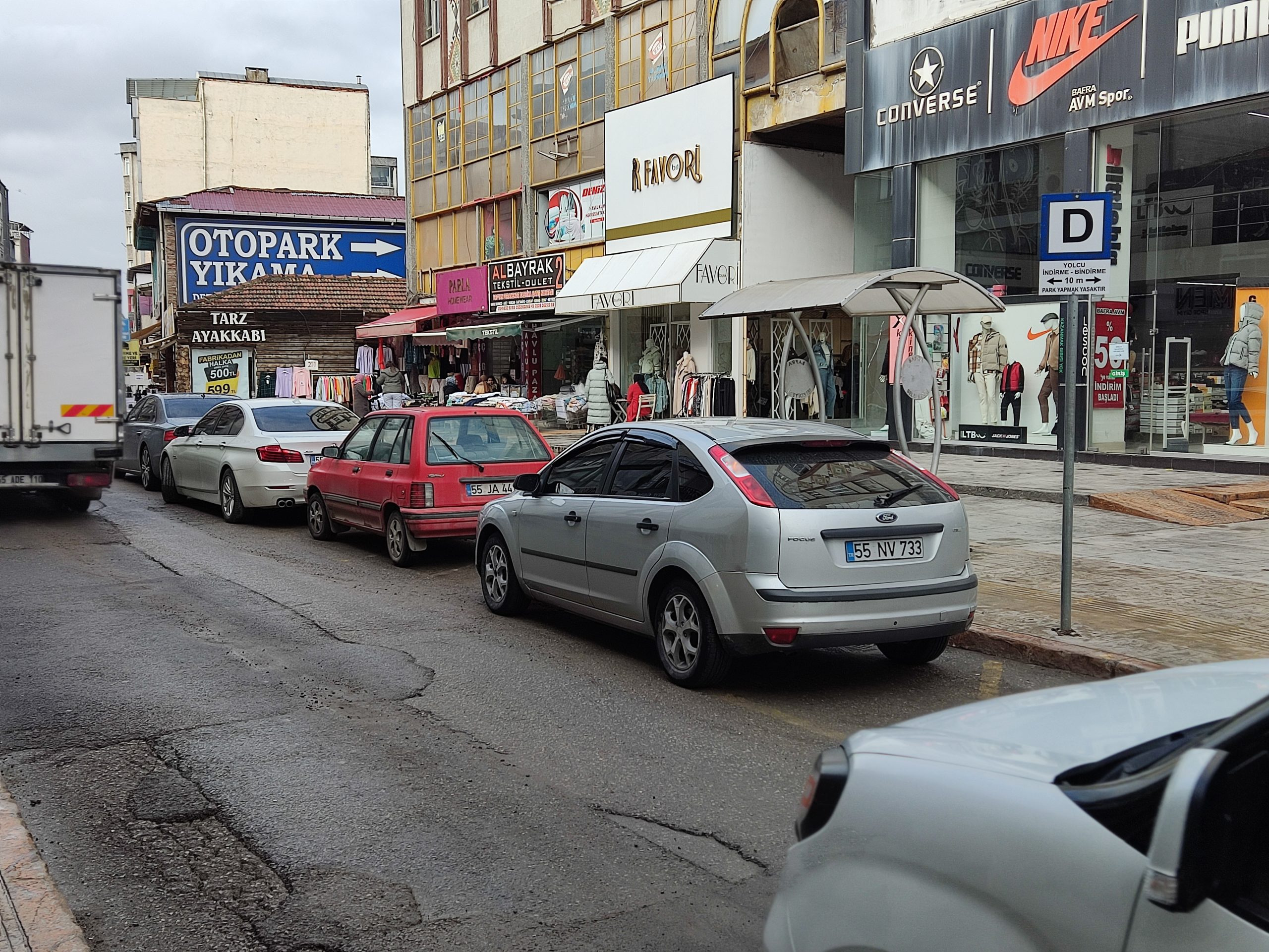 Dolmuş durakları araç parkı yeri değil, vatandaşların dolmuşlara inme binme yeri