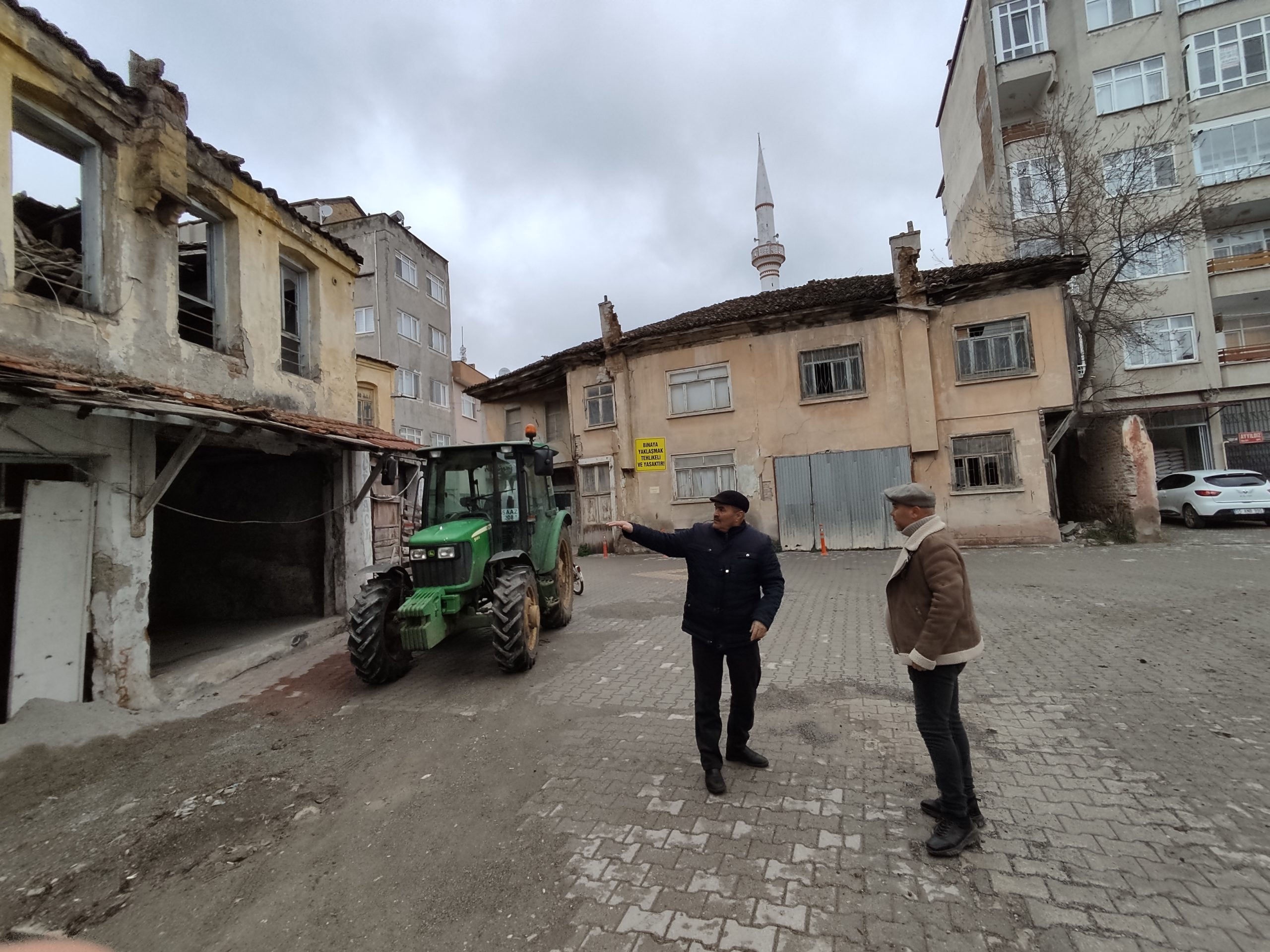Kültür Varlıklarına Geçen Eski iki Yapı Tehlike Saçıyor  Mahalle sakinleri Çözüm bekliyor