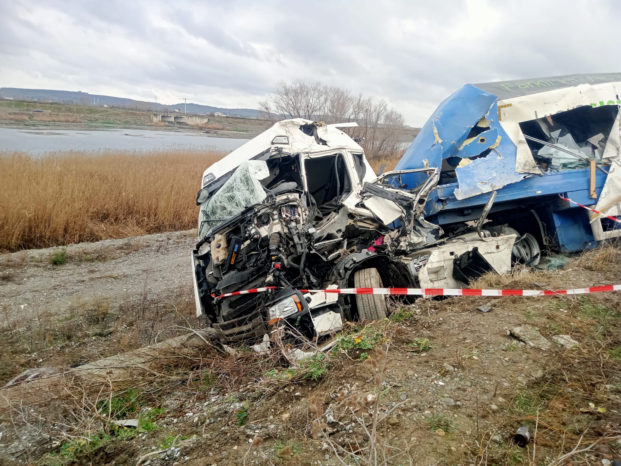 Bafra Irmak Seddesinde Feci Kaza da 1 Kişi Hayatını Kaybederken iki kişi de yaralandı